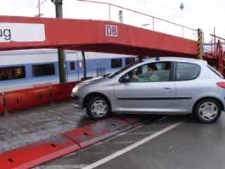 Auffahrt auf den Autotransportzug