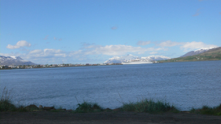 Blick auf Akureri von der Anderen Seite der Bucht