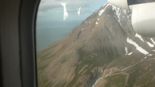 Blick aus dem Flugzeugfenster