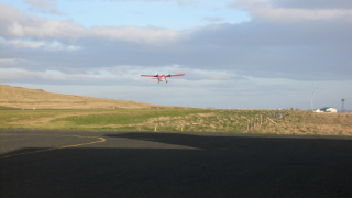 Die Amerikaner verschwinden mit dem Flugzeug am Horizont