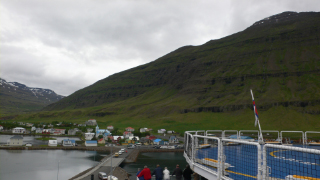 Die Norröna verlässt den Hafen von Seydisfjördur