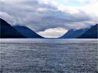 Zwischen den Inseln hindurch nach Island