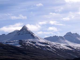 Pyramidenartige Bergspitzen