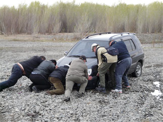 Wir helfen einem Auto aus dem Sand