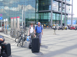 Vor dem Berliner Hauptbahnhof