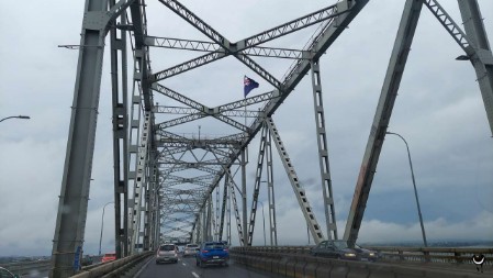 Wir überquerten die Harbour Brigde im dichten Verkehr. Wir überquerten die Harbour Brigde im dichten Verkehr.