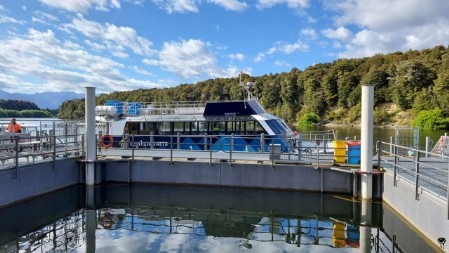 Am Anleger in Manapouri bestiegen wir das Schnellboot