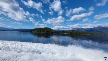 Durch das ruhige Wasser des Lake.