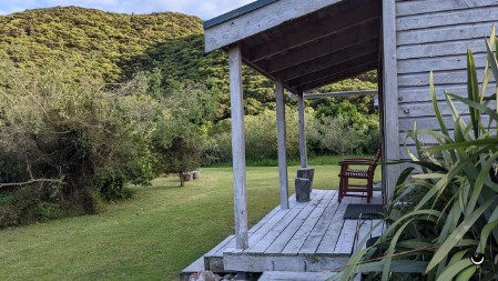 In dem weitläufigen Garten standen individuelle und schön eingerichtete kleine Hütten mit Veranden.