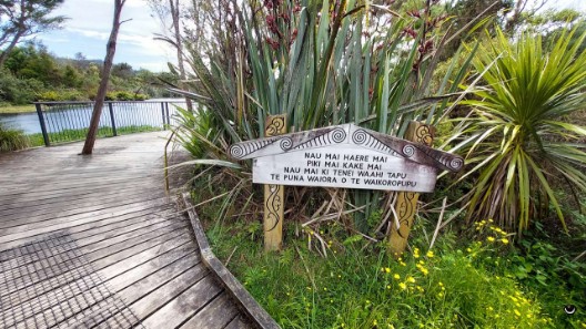 Das Schild heißt Besucher willkommen