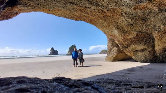 Aber eine der Höhlen am Strand konnten wir begehen.