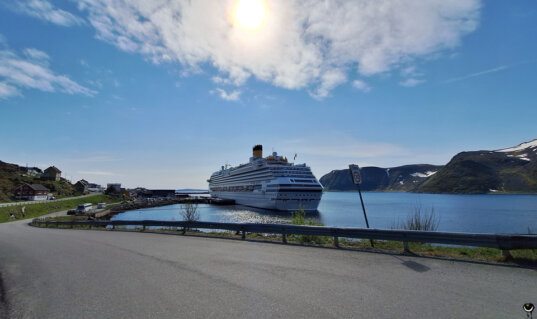 Kreuzfahrtschiff Costa Favolosa im Hafen von Honningsvåg bei sonnigem Sommerwetter.