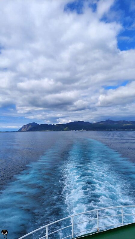 Blick von der Fähre über den Hadselfjorden auf die Berglandschaft der Lofoten