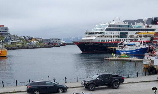 Die Midnatsol von Hurtigruten liegt im Hafen von Honningsvåg auf der norwegischen Insel Magerøya.