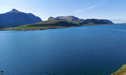 Fjord und Berglandschaft auf den letzten Kilometern vor Moskenes auf den Lofoten
