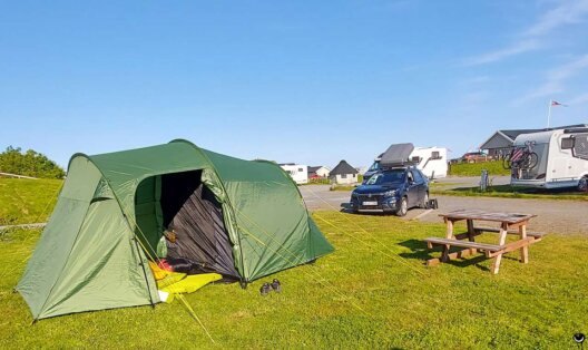 Grünes Zelt und Auto auf dem Campingplatz in Moskenes auf den Lofoten