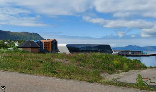 Hurtigrutenmuseum in Stokmarknes mit der überdachten MS Finnmarken von 1956