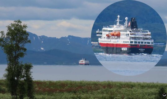 Hurtigrutenschiff MS Nordlys auf dem Sortlandssundet kurz vor Sortland