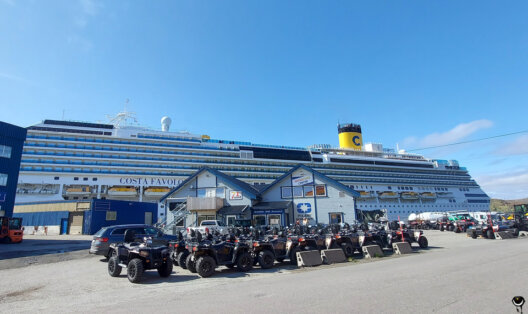 Kreuzfahrtschiff Costa Favolosa hinter zahlreichen Quads im Hafen von Honningsvåg.