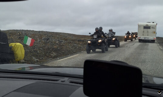 Mehrere Quads und ein Wohnmobil auf der Straße nach Gjesvær auf der Insel Magerøya.