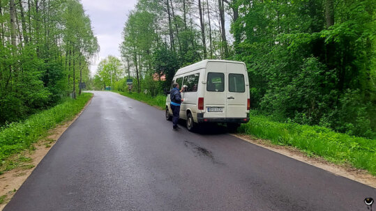 Der Wisent stand in dem Wäldchen an der Straße und wir beobachteten mit gebührendem Abstand