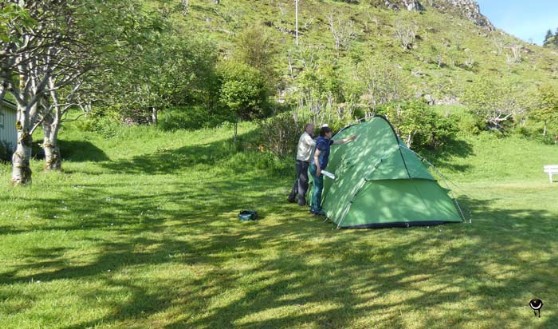 Das Zelt wird vom Möwenkot gereinigt
