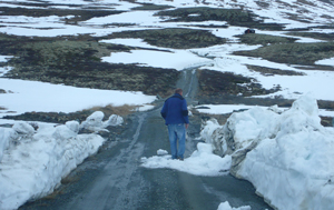 Schnee beiseite schiebend