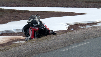 Snowmobile standen hufig am Straenrand
herum